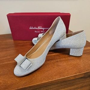 Ferragamo Vara glitter 4 cm.
Brand new
Comes with original box and dust bag